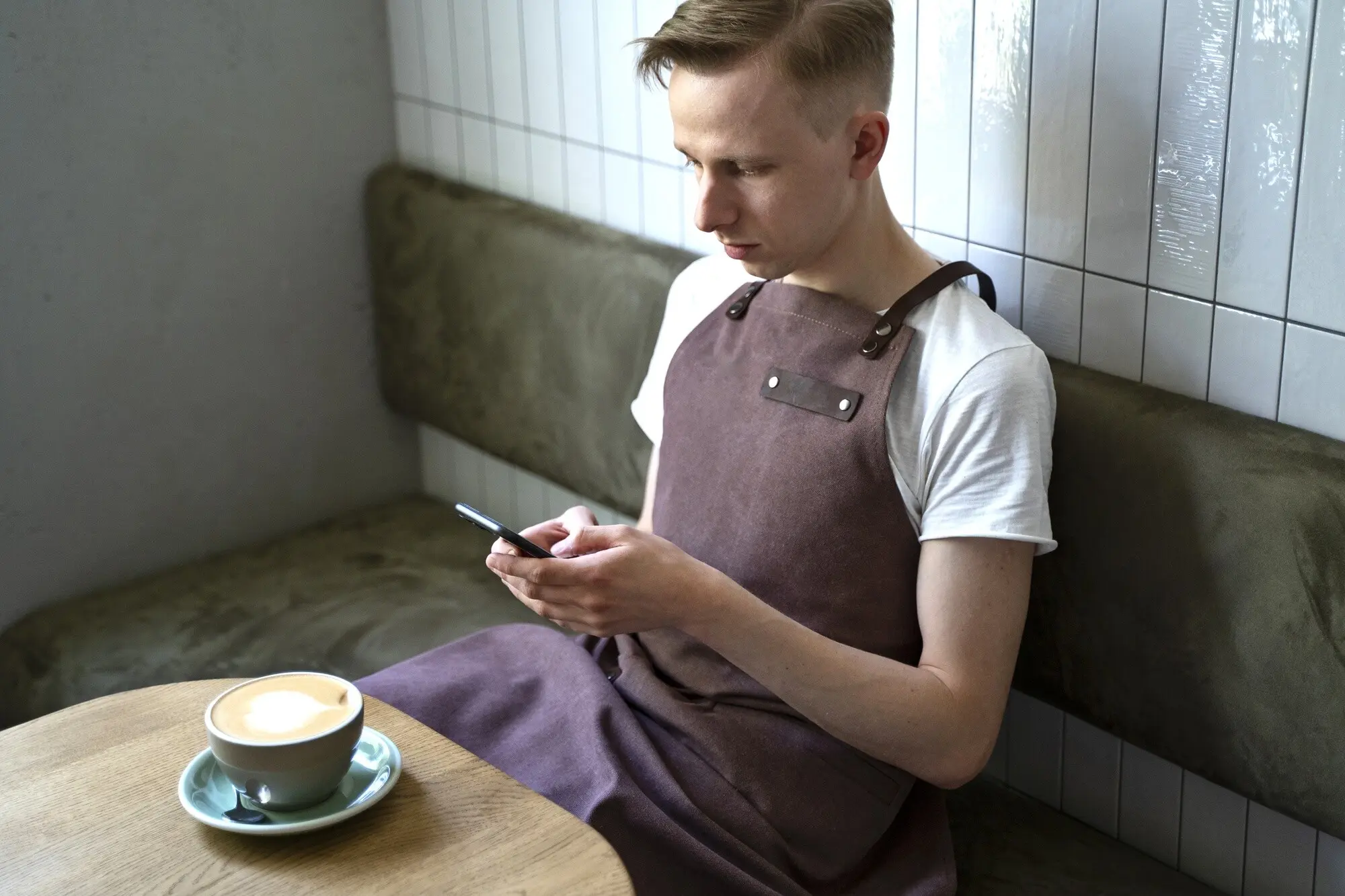 Inhaber eines kleinen Unternehmens, der eine Pause macht